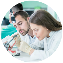 zahntechnische-produkte_bearb Zwei Mitarbeiter bei der Arbeit
